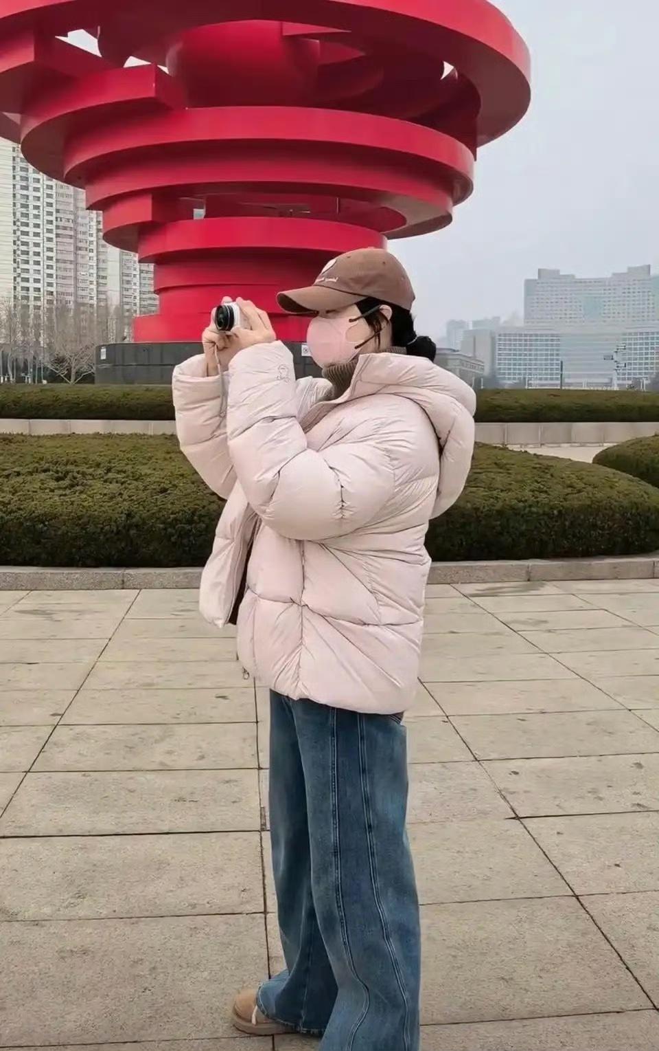 您认识这位女明星吗？
前几天网友在青岛五四广场遇到个小嫚，身材绝佳，气质超绝。