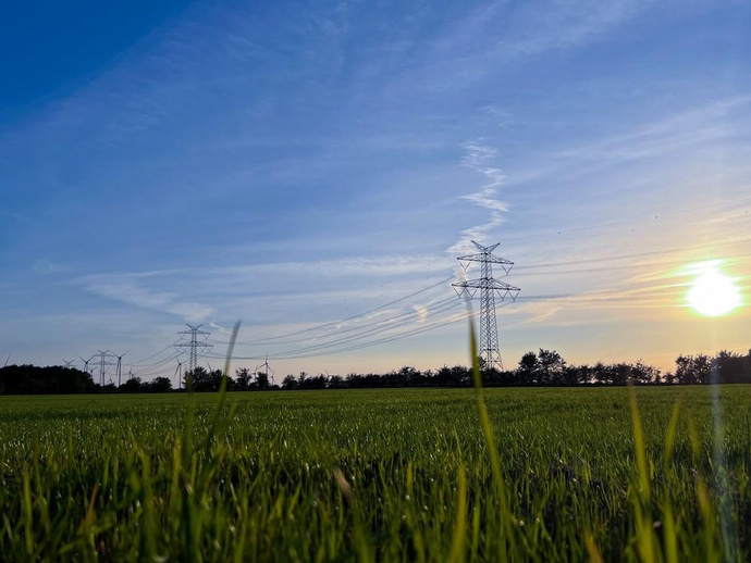 村民帮忙处理丧事被电亡户主道士判赔【村民帮忙处理丧事触电身亡，户主和道士赔偿33