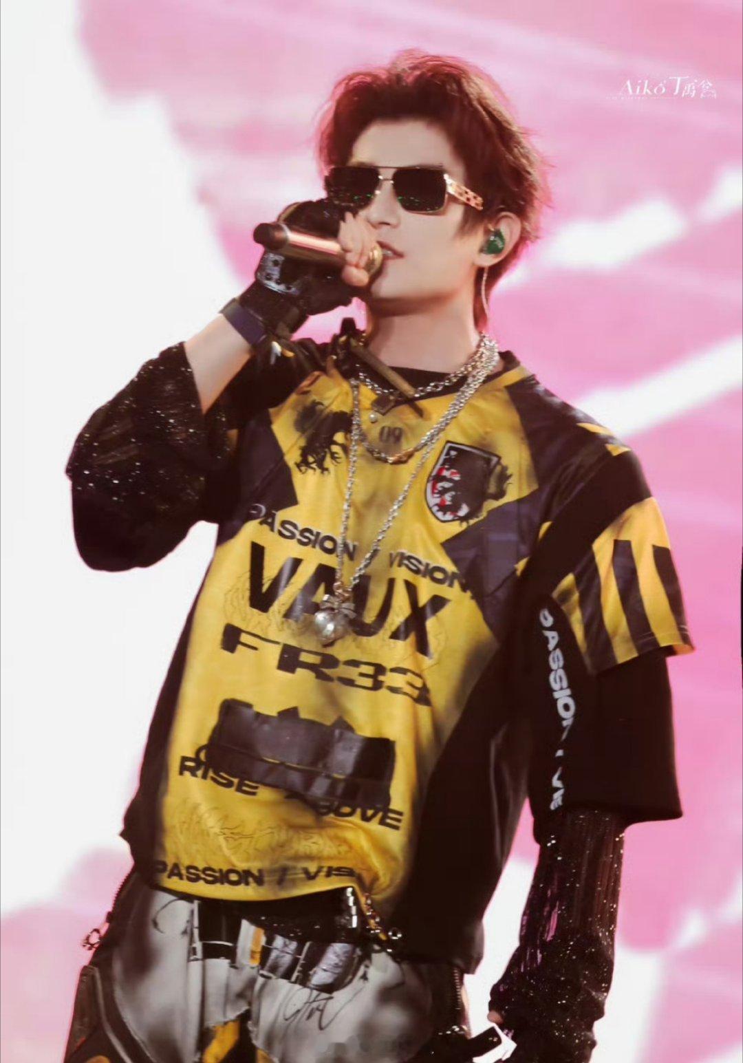 丁禹兮今日份的音乐节饭拍照来了，一身酷boy的妆造要来炸舞台了，现在演员都爱去参