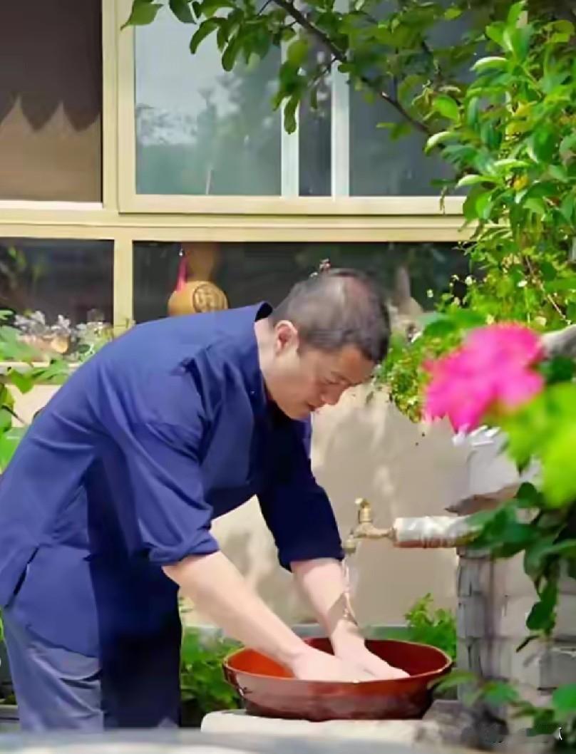 李亚鹏这回是真翻身了吧？
昆明那家民宿开业，文旅负责人都来站台，周杰也偷偷跑来捧
