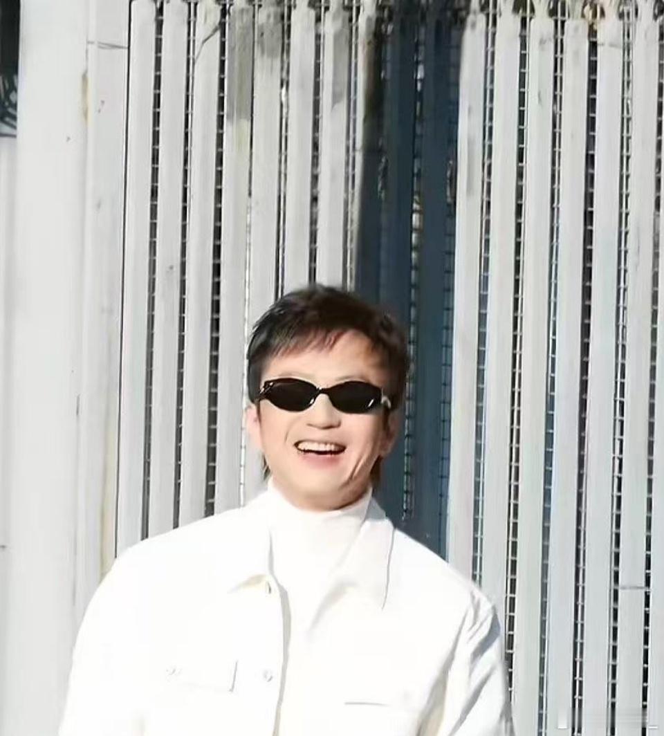 邓超 让你奋斗但是没让你这么奋斗 生日当天还在全力营业，这份敬业精神没得说。奋斗