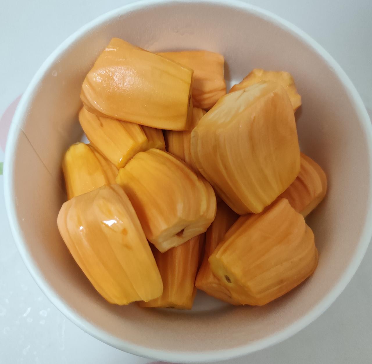 看到很多视频说哈尔滨的人连夜排队买海南的菠萝蜜，我觉得太夸张了吧？广州人想吃菠萝