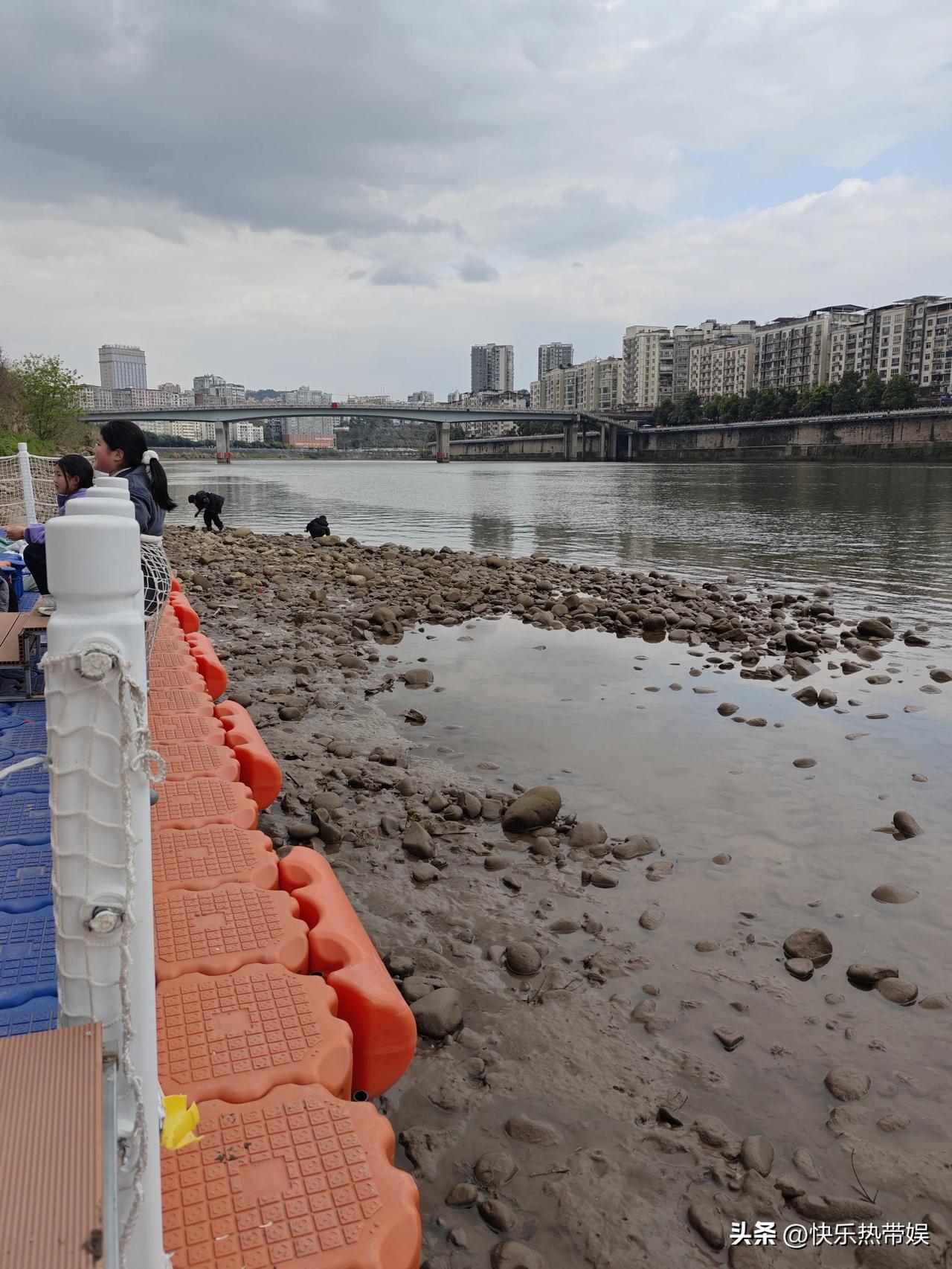 春日游，河边闲逛，微风轻拂，好舒服啊