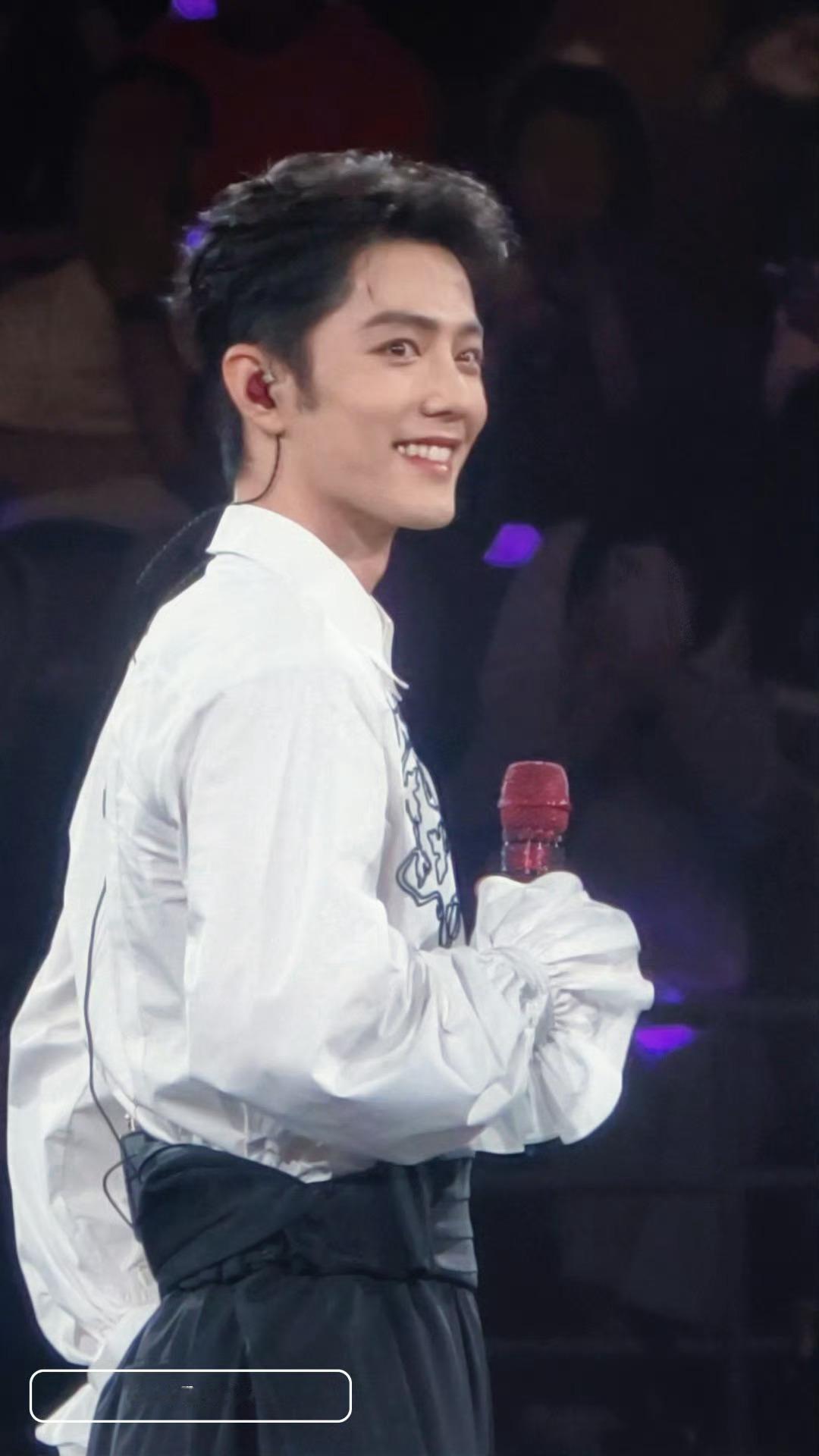 听了一晚上春暖花开忘了夸这身衣服 这也太萌了袖口好像小花苞 