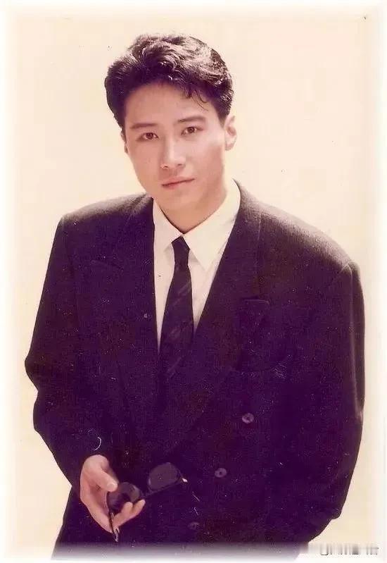 出生在内地但在香港走红的明星，你还知道哪些？
1、黎明
1966年出生于北京，4