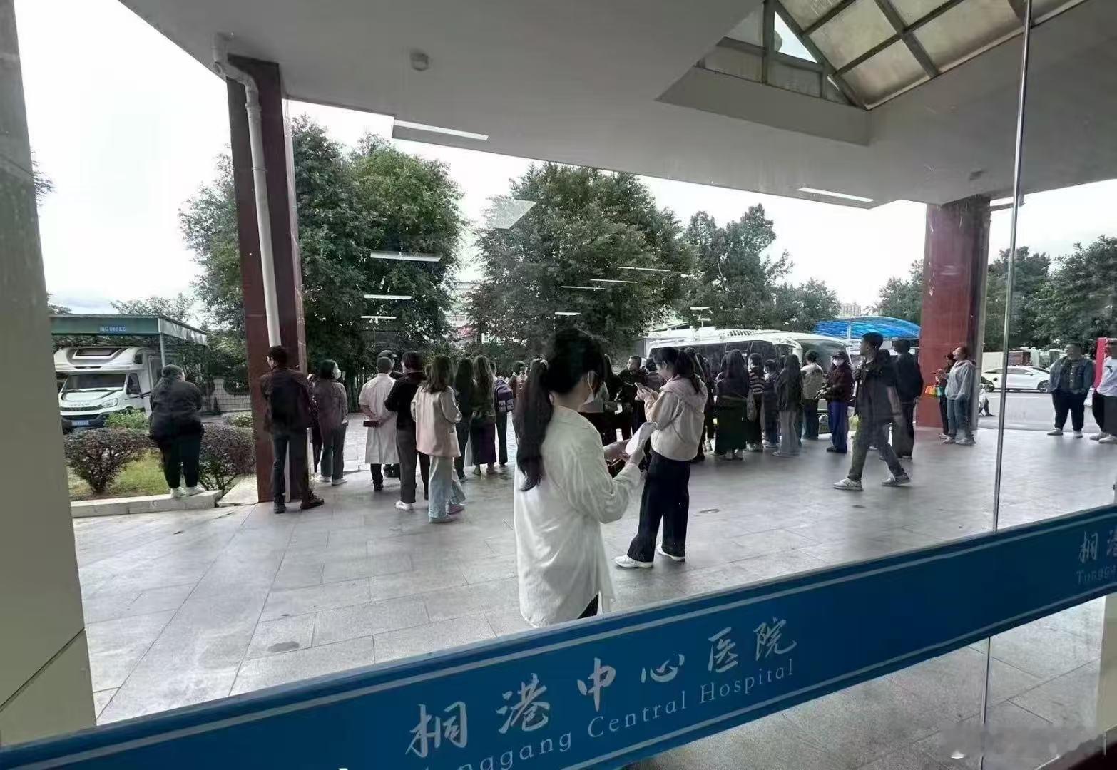 巴粉这是干嘛把医院当自己家吗 围堵成这样 