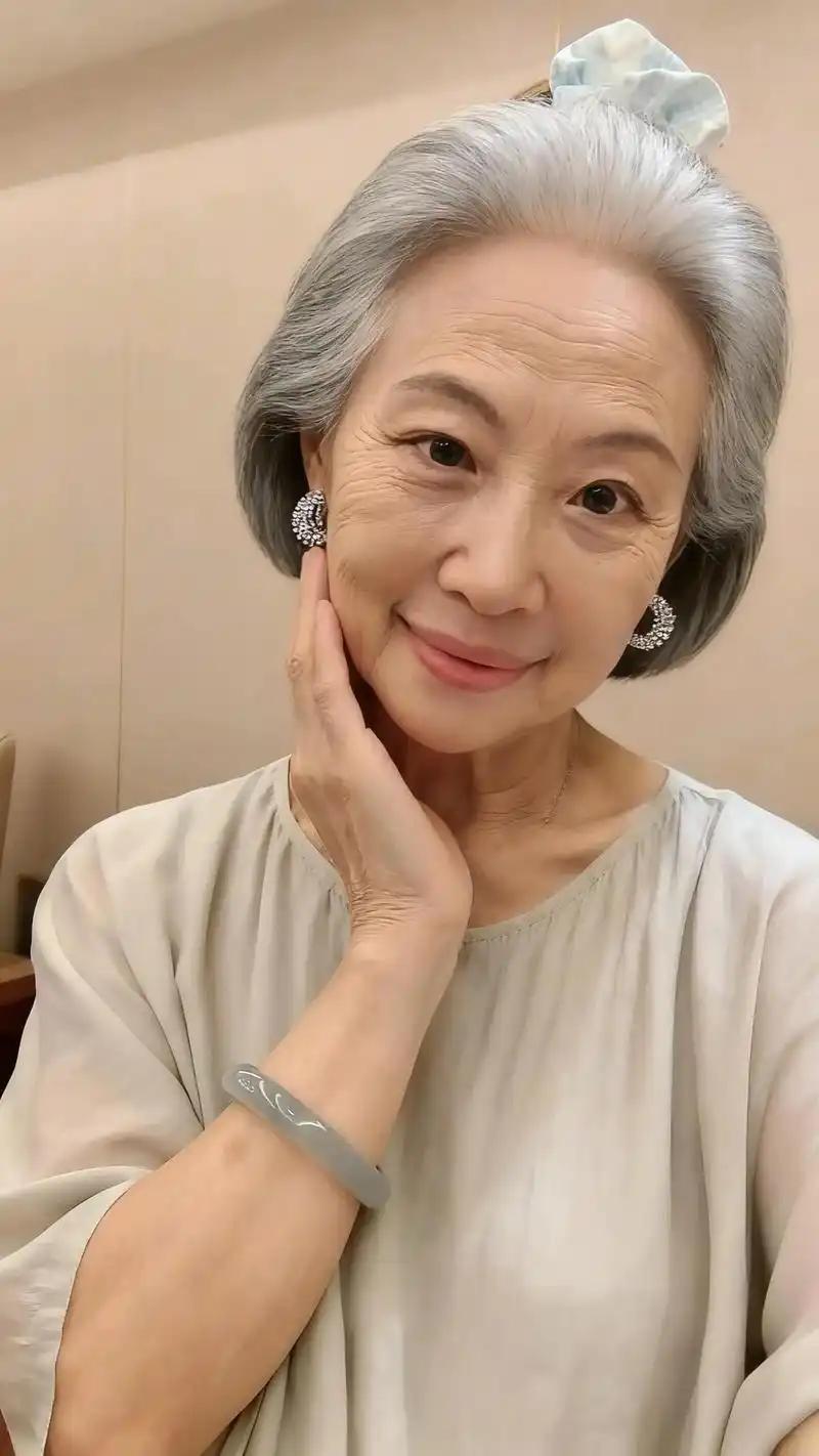 婆婆家的对门邻居。
婆婆跟小姑子一起生活，住在县城的一个小区，他们住的房子是县城