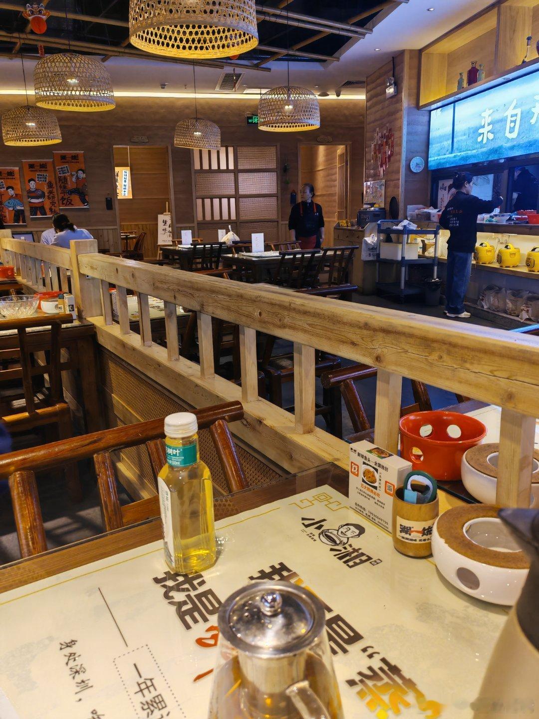 支持实体经济，今天中午继续外面吃，这个点一共6桌顾客，一共13个人，估计再坚持半