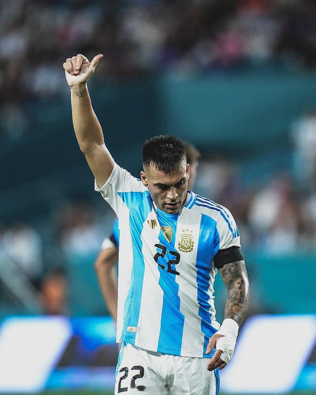 阿根廷1比0委内瑞拉 劳塔罗·马丁内斯在对阵委内瑞拉的比赛中贡献了一次助攻，并且