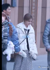 新疆录制现场的友爱名场面，白鹿宋雨琦力推沈雨洁站 C，雨洁却往边站，三个小天使太