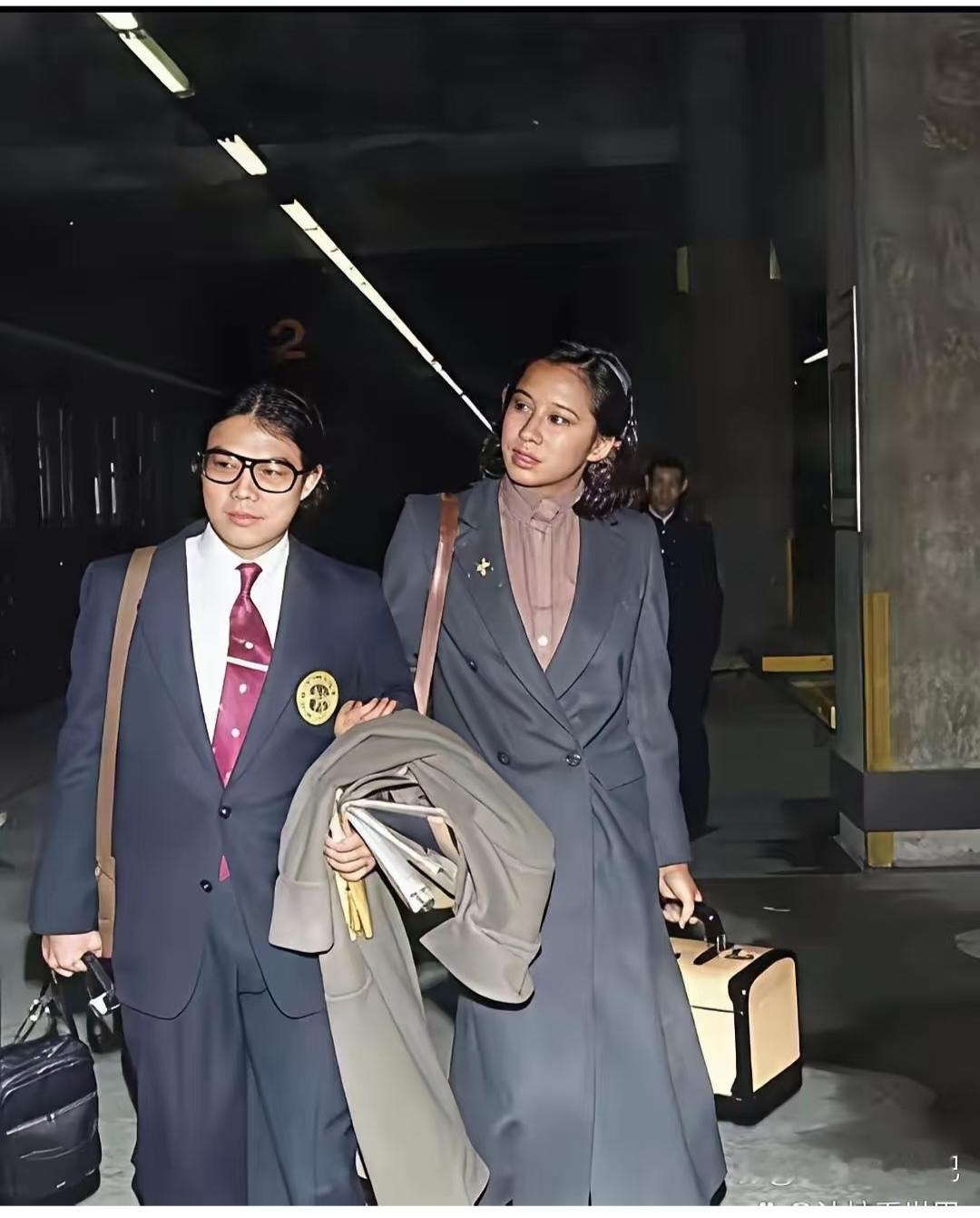 从青年到老年，他一直同样的发型。