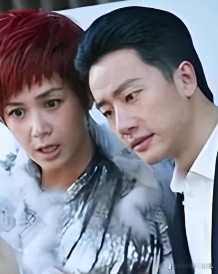 梳着背头发型的男明星是黄轩，他的演技很好，就是一直不是大紫大红的那种，他饰演的很