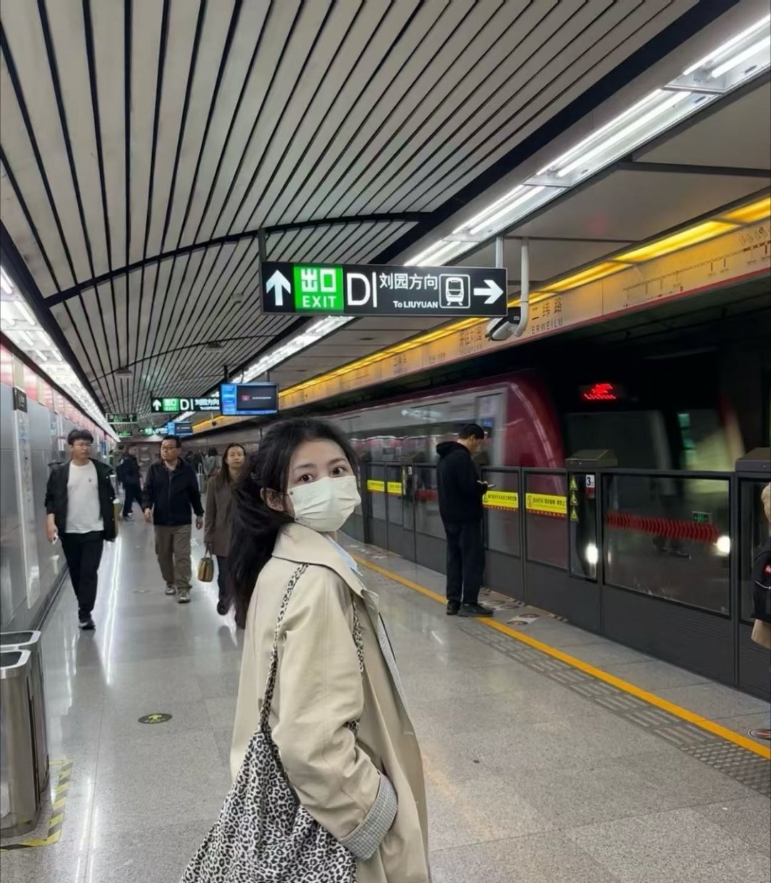 穿什么赶地铁不会撞衫其实不用刻意追求多特别，选点小众色系、简单剪裁的基础款就很稳