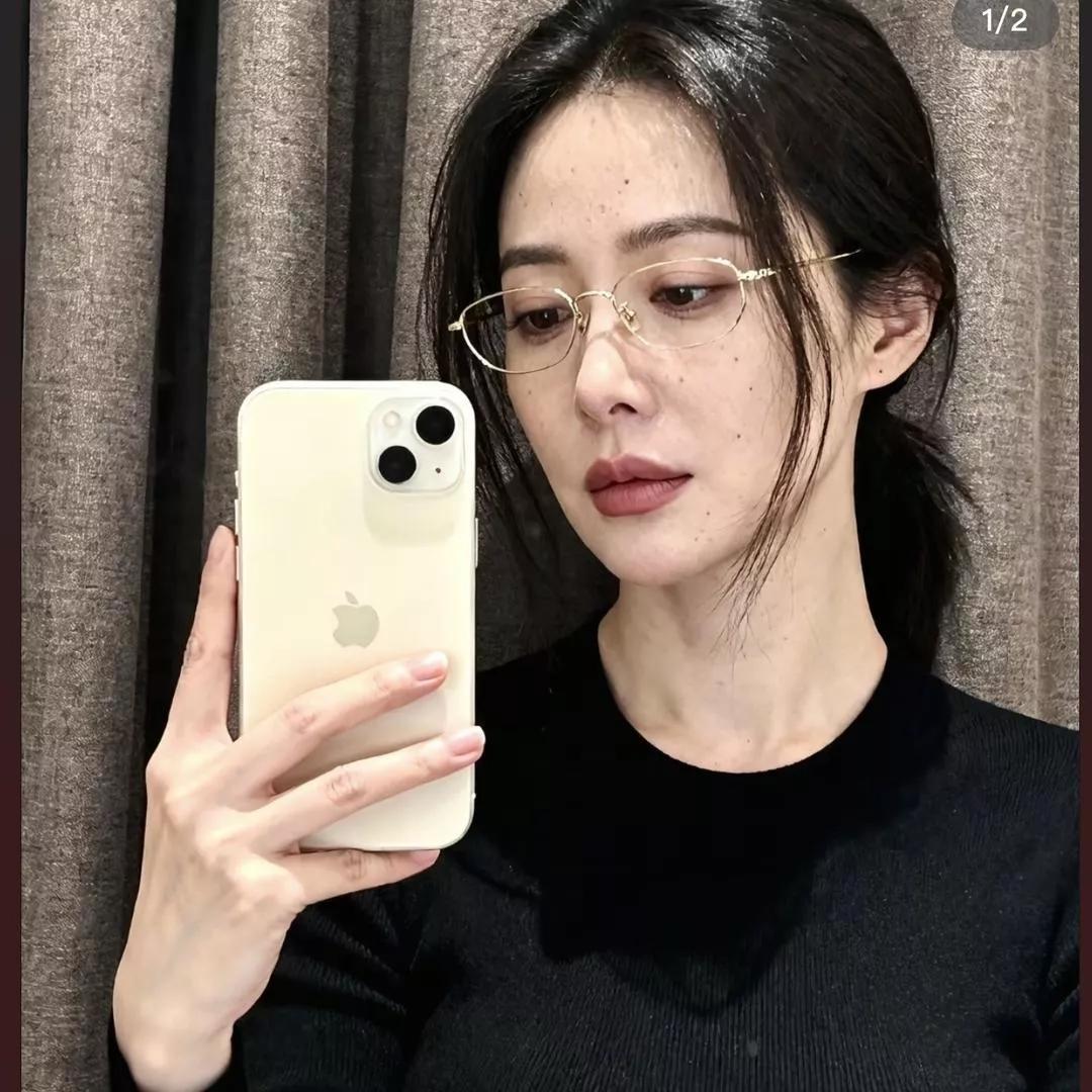 📸 自拍一隅，温柔的微笑和简洁的穿搭温柔气质自拍 温柔系穿搭拍照 自然系拍照穿