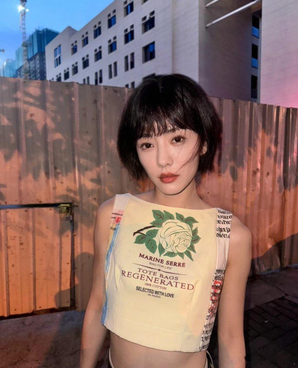 蔡文静感觉还是长头发更好看 ​​​