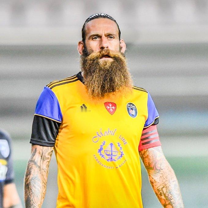 这位意大利前锋在意甲、意乙和意丙联赛中出场约700次，并打入200多个进球。胡子