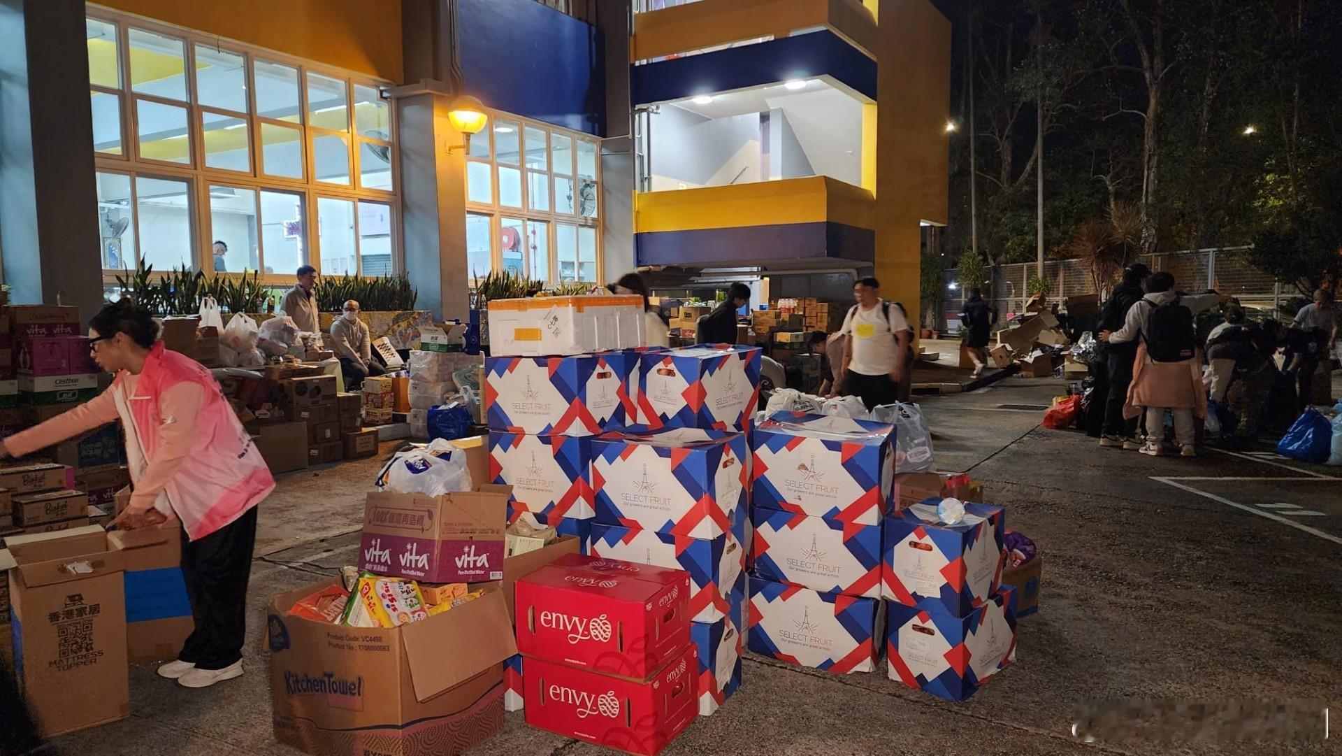 大埔宏福苑五級火丨熱心街坊連夜送物資 臨時庇護點一度「爆棚」停收香港市民自发帮助