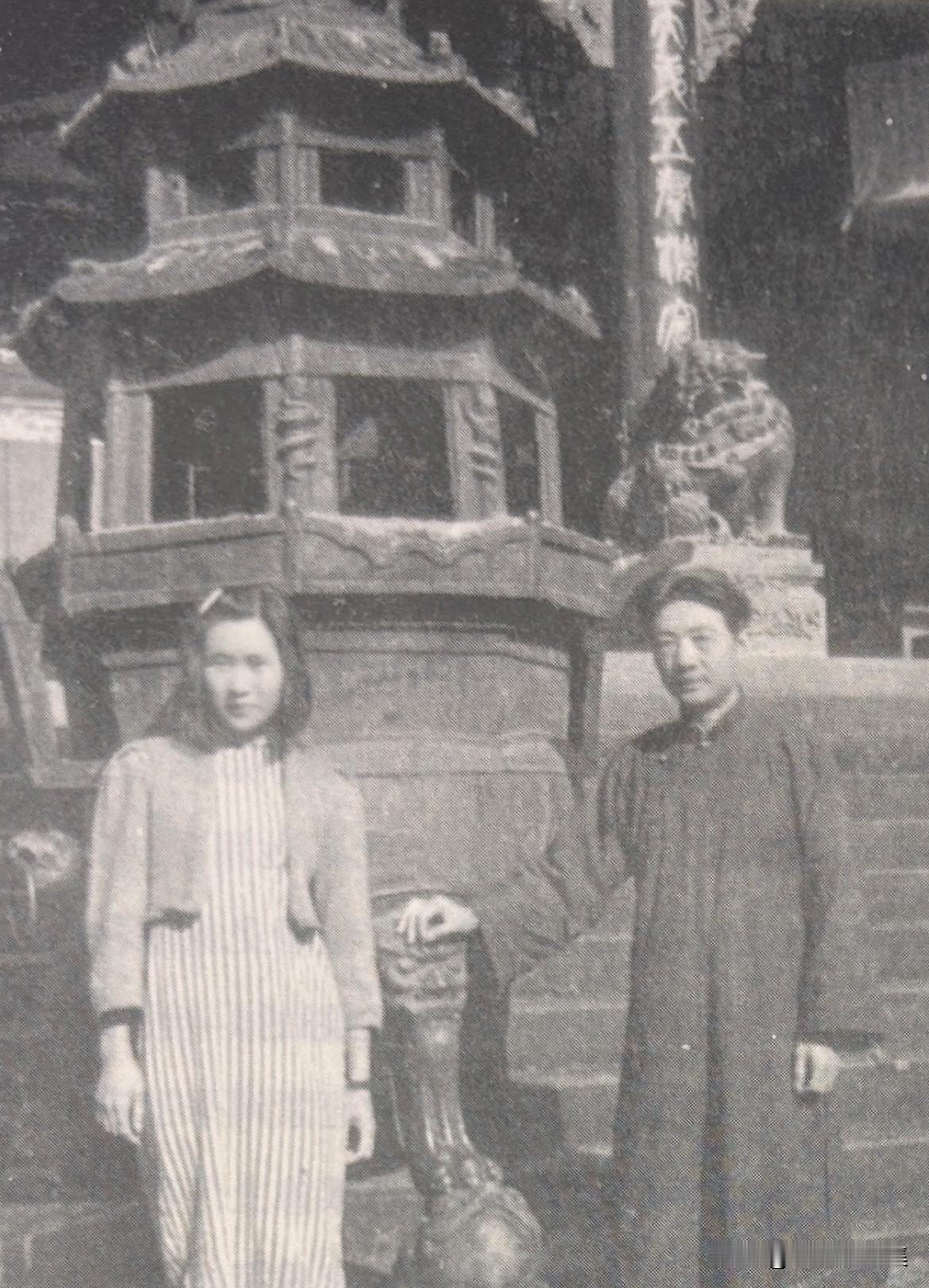 1943年夏，徐悲鸿率中国美术学院筹备处的研究人员，以及郁风、廖静文，徐伯阳、徐
