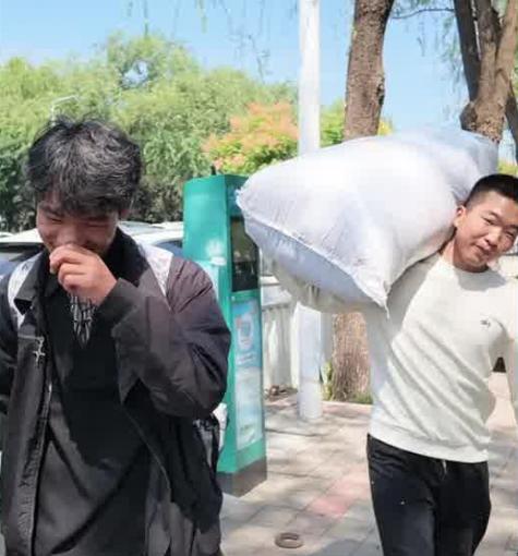 笑不活了！9月14日报道，某大学迎新现场，22岁已工作的小伙子扛着行李，来送19