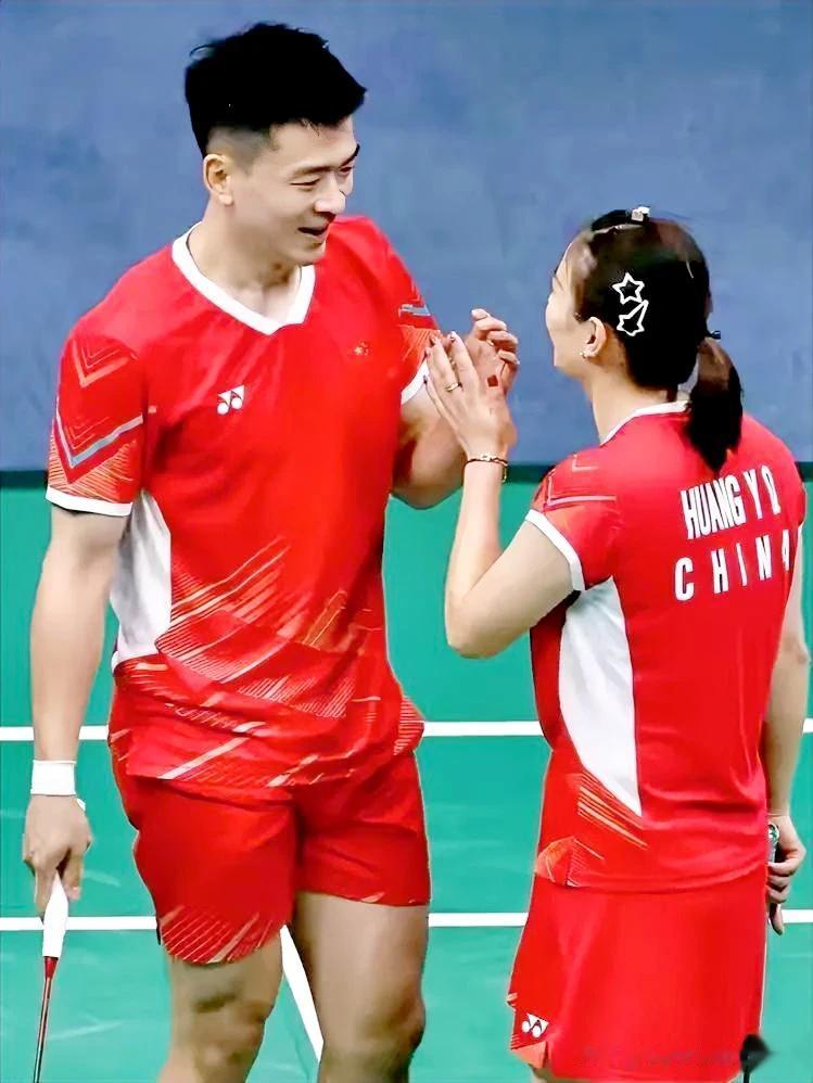 亚运快报:
10月6日，羽毛球赛场激战正酣，🏸🏸混合双打半决赛，郑思维/黄雅