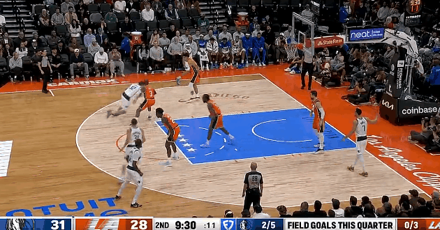 弗拉格连续欺负哈登保罗，在你头顶后仰跳投打进



弗拉格连续对位保罗，哈登，优