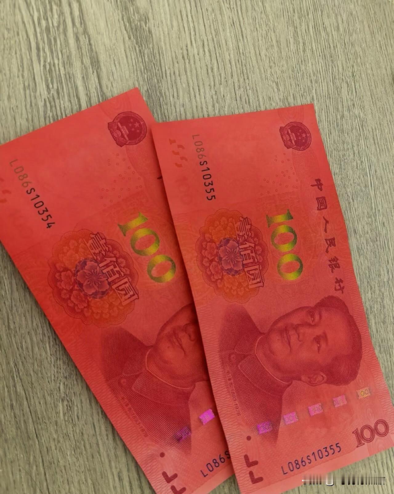 上周收拾家里旧外套口袋，翻出两张被口袋里漏的红墨水染得通体发红的百元钞，当时第一