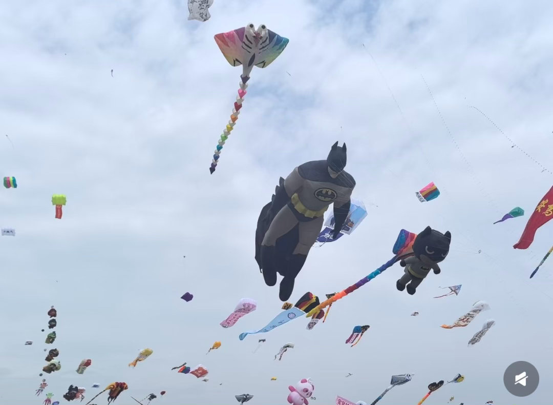 第一次见会搭讪的风筝第一次用社牛评价一个风筝救命！潍坊的风筝也太社牛了吧，不仅集