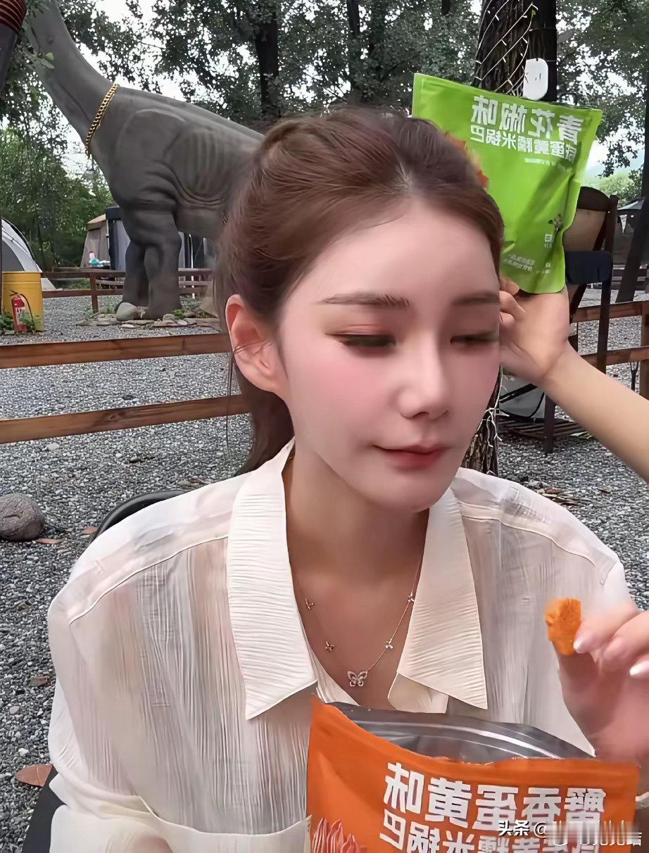 网友:不下蛋的母鸡！​马晓梅:你咋知道不下蛋呢？要是下了你要随礼哦。​旁边助理说