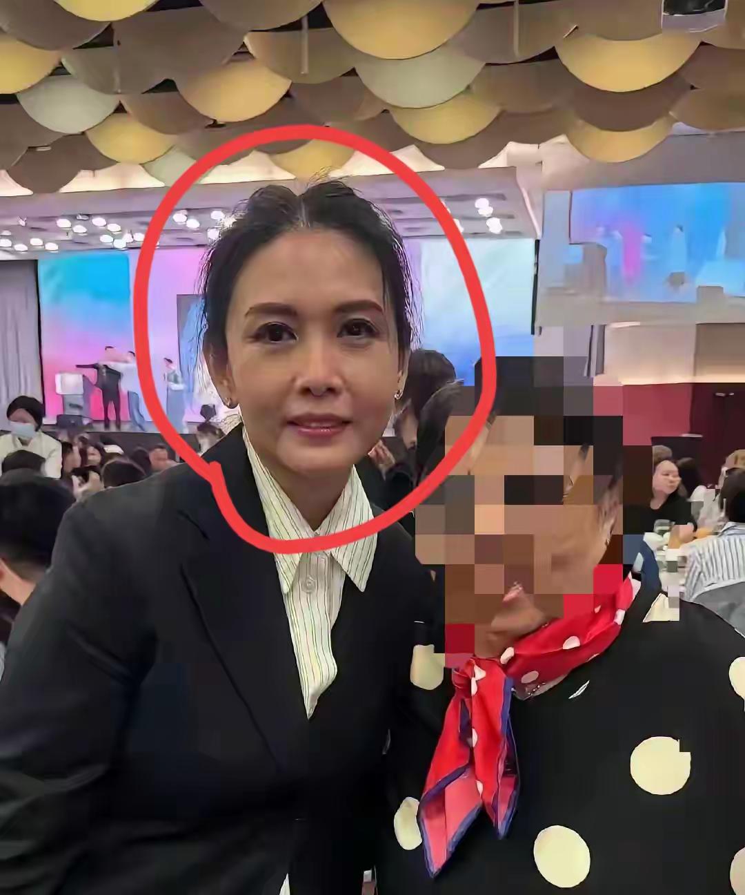 邱淑贞也老了，但是她的美依旧是颜值在线
她和粉丝合影照，一点也没有明星架子，反而