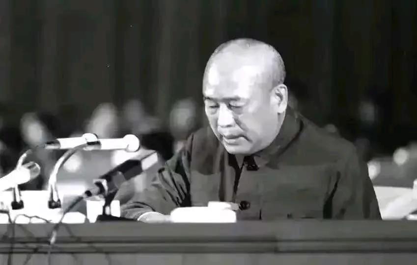 1960 年，石油部长余秋里为救大庆油田，请求罗瑞卿派飞机运 5 吨焊条，却被罗