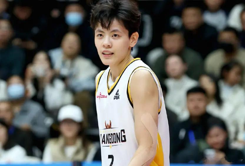 巅峰对决！杨舒予18+6三分反超球广东女篮逆转新疆 8战全胜领跑北京时间12月2