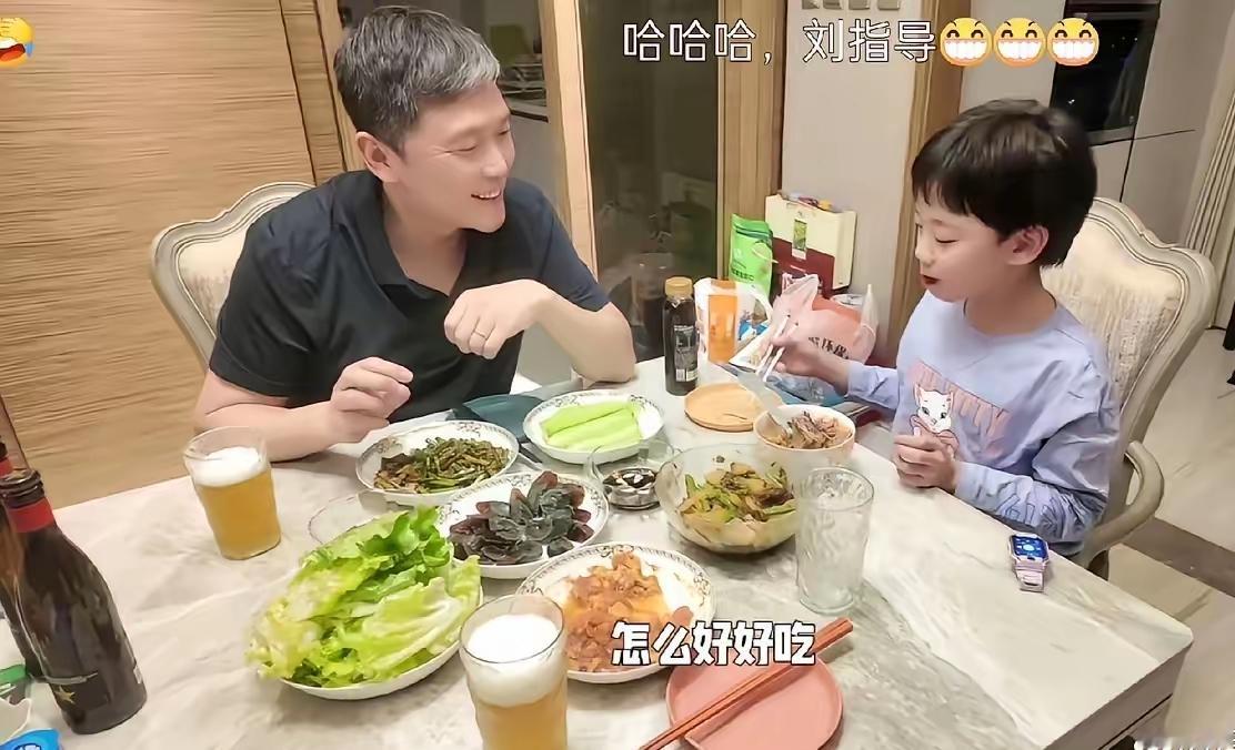 刘指导这反差萌我给满分！
刘志强指导刚从多哈
带着三冠一亚的战绩回来，
转头就化