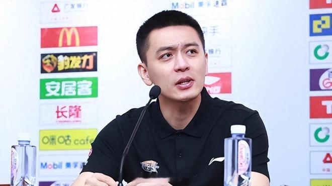 双方球员迅速进入状态，在球场上展开了激烈的角逐，比分交替上升，呈现出短暂的拉锯局