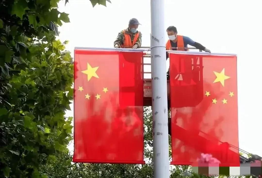 # 石家庄国旗悬挂引发争议，市民呼吁尊重国家象征

近日，石家庄市的国旗悬挂问题