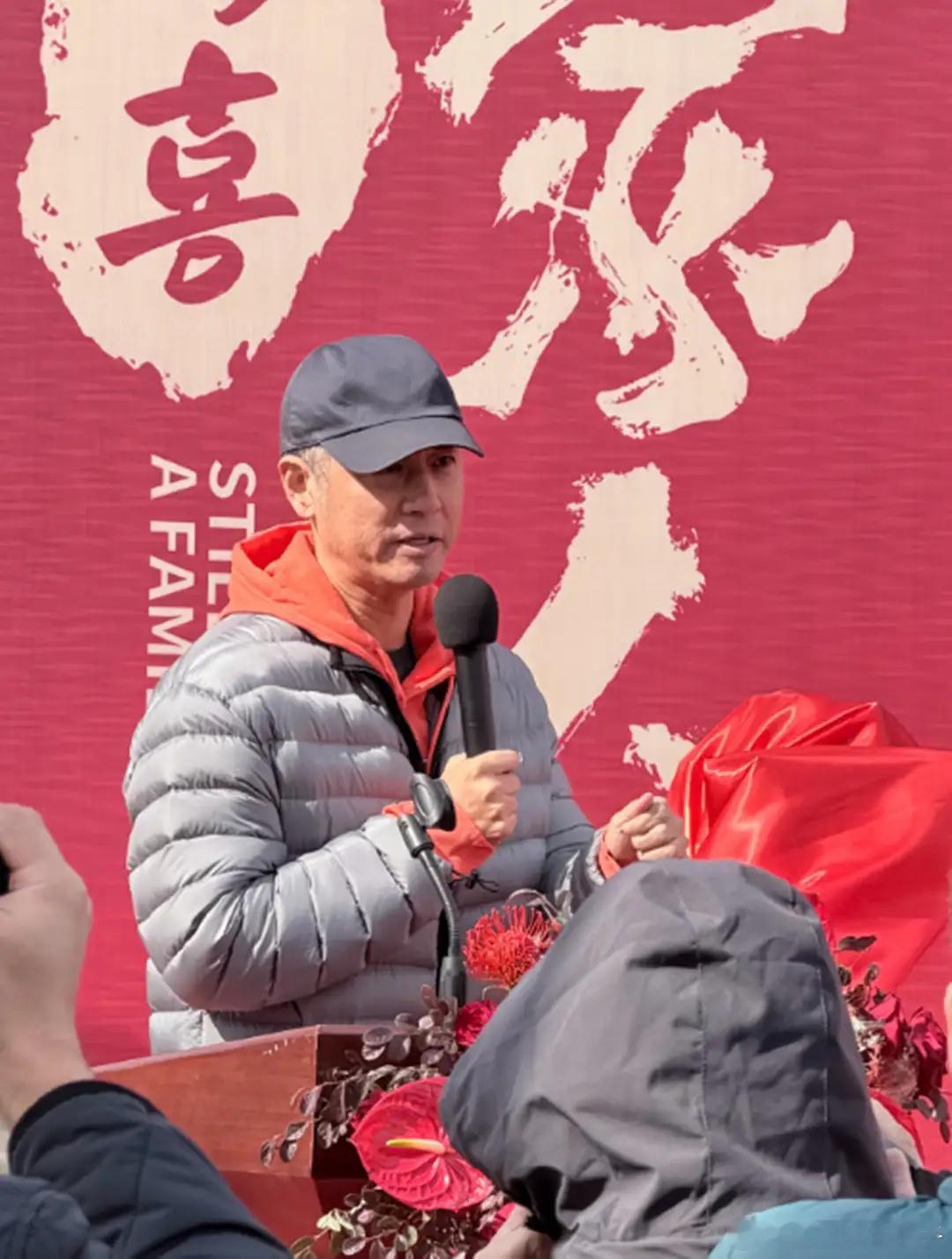 孙骁骁带女儿探班任重，4年没工作自愿在家带娃，当妈后更瘦了！！！ 