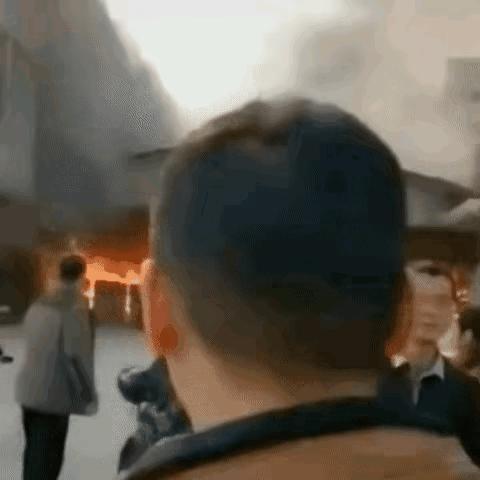 是什么能让她不顾一切地一头扎进熊熊燃烧的大火里，最终浑身上下烧成“大火球”，拼了