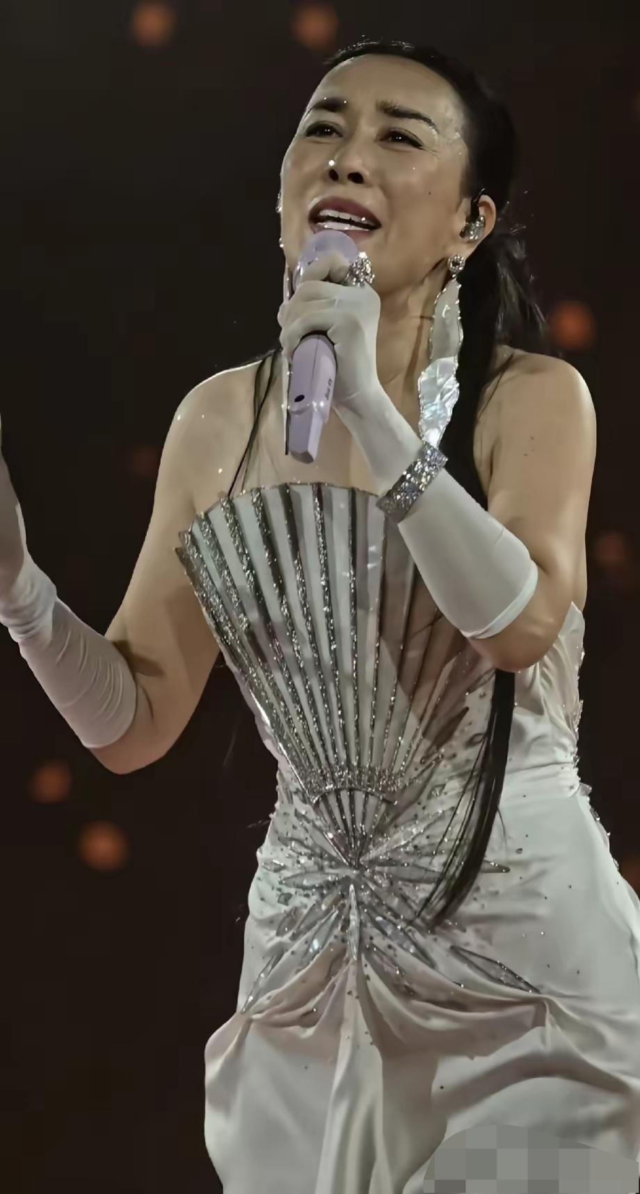 假如肖战同时开演唱会，那英演唱会1180块钱，肖战演唱会也是1180，说实话你会