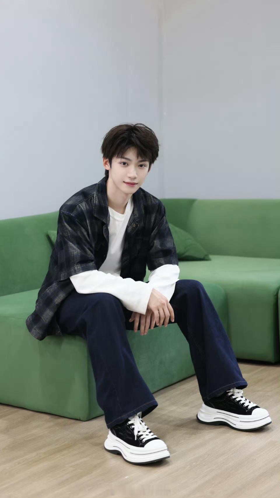 梓渝蓝调时刻帅哥就是连一颗痣长的都恰到好处