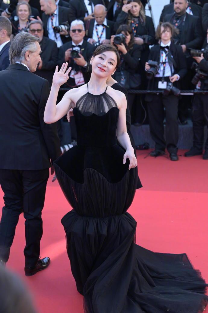 袁姗姗戛纳黑天鹅袁姗姗戛纳黑丝绒花瓶裙太美了吧，红毯上的黑天鹅袁姗姗黑丝绒花瓶裙