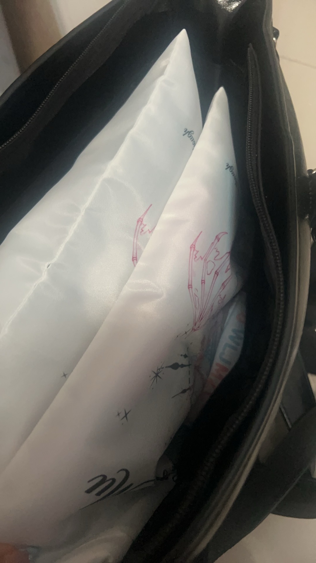 我发现管理组这个袋子装完灯牌灯旗很像雨衣哈哈哈哈哈我能不能光明正大拿进去 