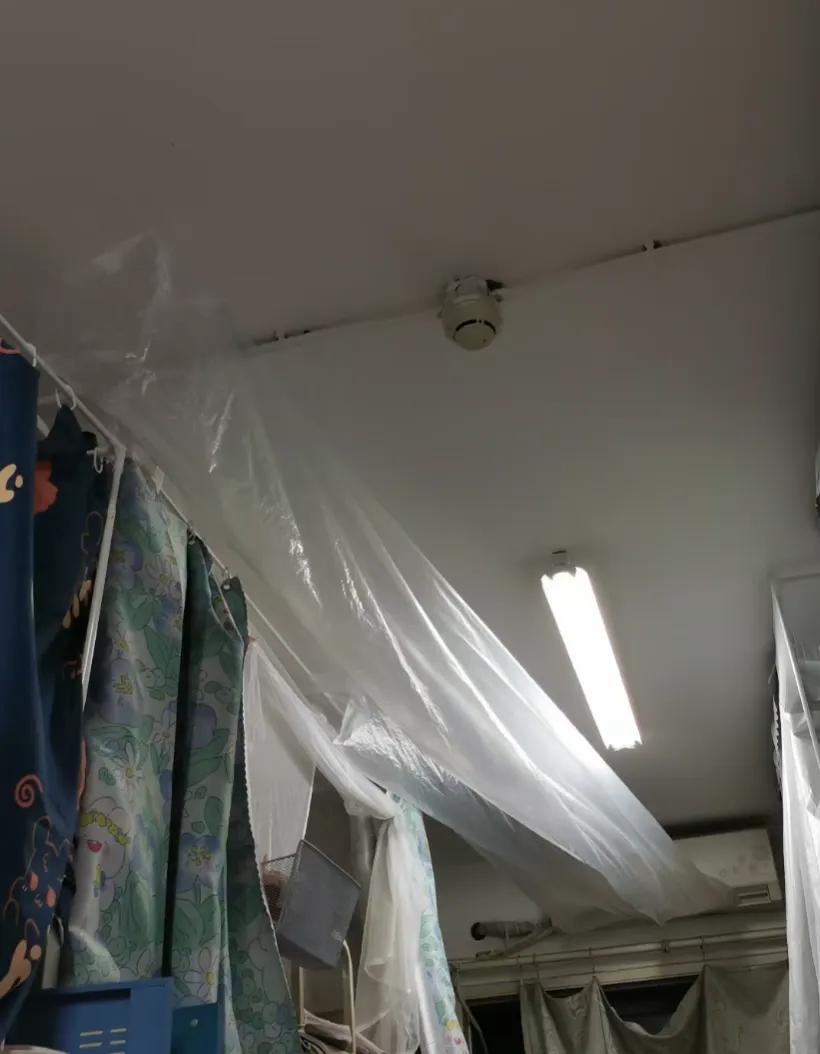 给最怕热的两个舍友搞了导风管
这样怕热的不怕热了，怕冷的吹不到风了宿舍生活 宿舍