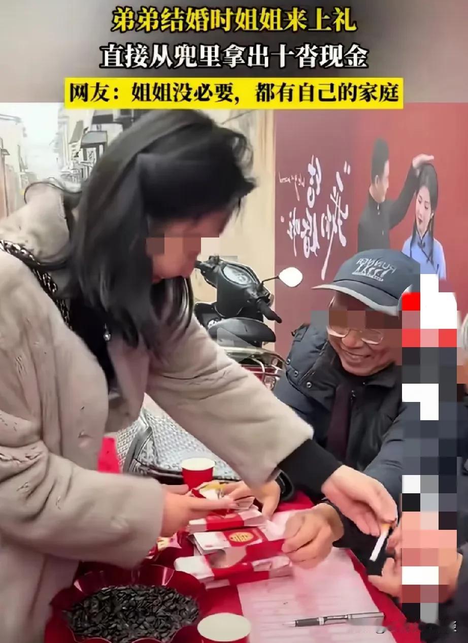 女子因为弟弟结婚上礼，跟老公大吵了一架。女子的弟弟结婚啦，她说就这一个弟弟，要多