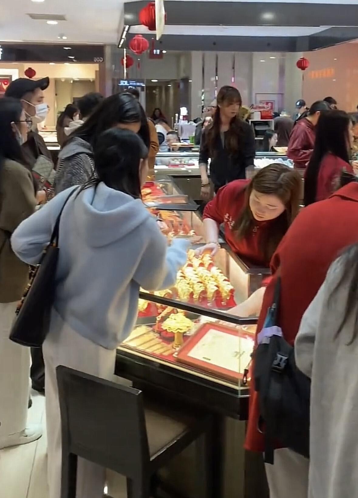 黄金这事儿可太有意思了，前两天价格崩得跟瀑布似的，一天跌了百分之十几，好家伙，这