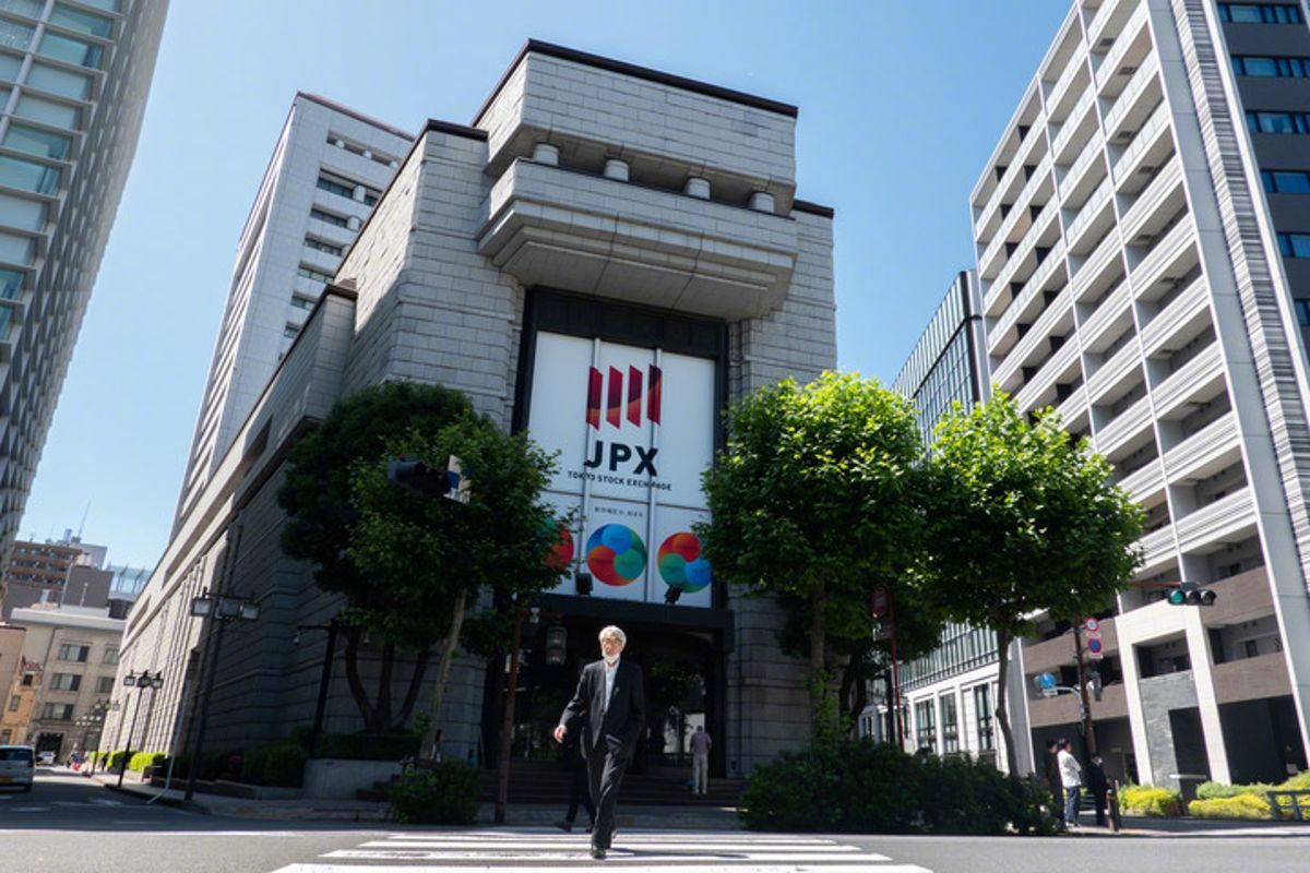 【#日韩股市再现大跌行情#】受隔夜美国科技股走低、投资者获利回吐等因素拖累，日本