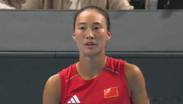 现场观众乱喊！郑钦文0-2，20连胜被终结，中国队晋级四强有变数