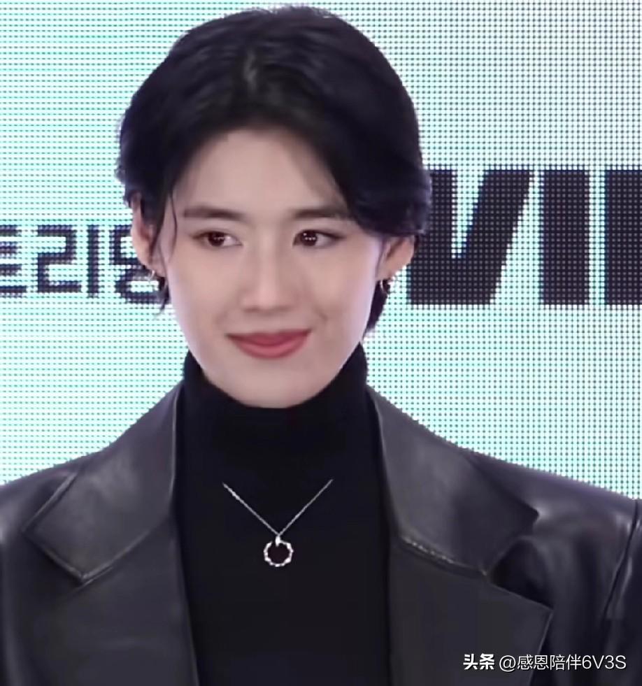 她帅得让男人压力山大，偏偏又美得让人挪不开眼。郑恩彩这种“可男可女”的气质真不是