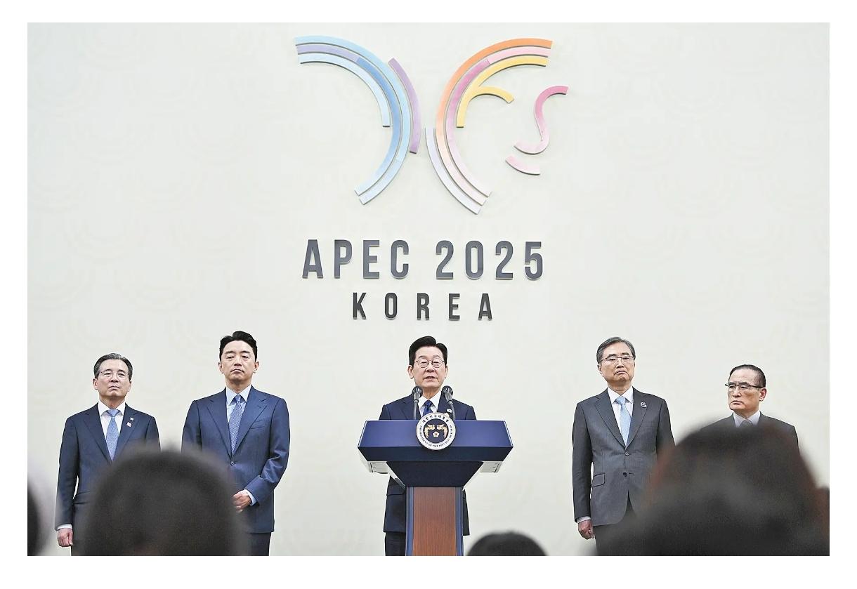 韩国“成功”举办了APEC后，忽然发现是给别人提供了平台，其他各路都谈的很好，而