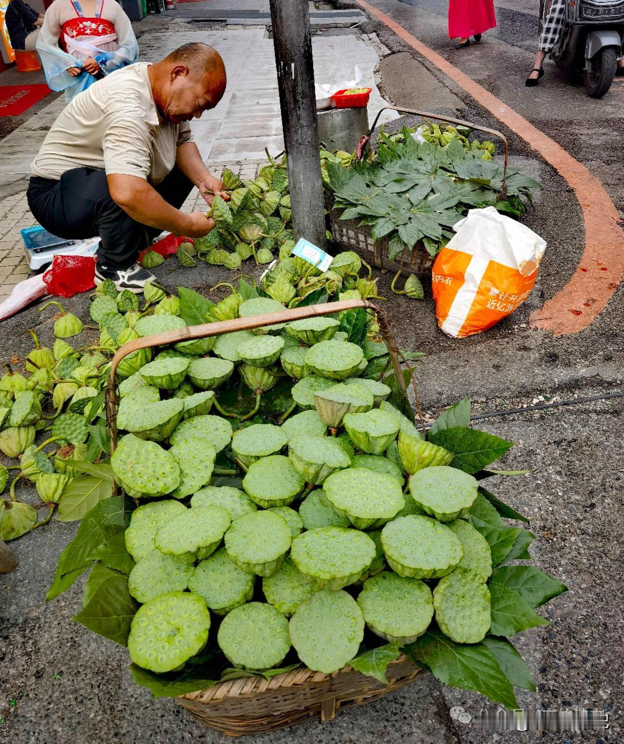 我看看，有多少人认识大叔卖的是什么？