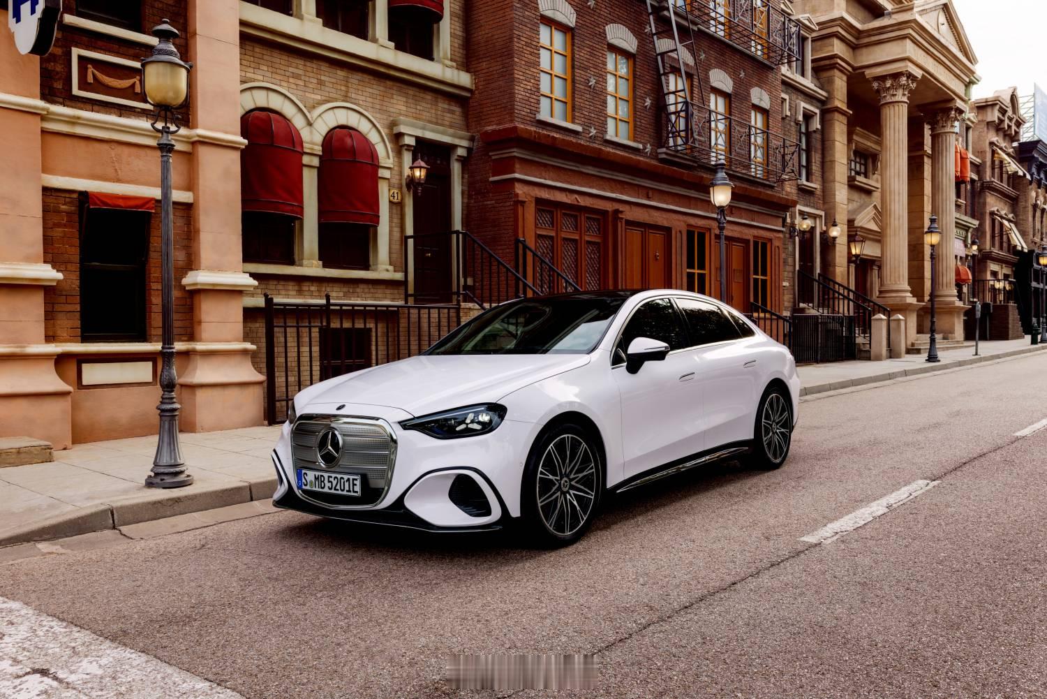 奔驰全新纯电C-Class发布~这外观设计，你打几分？奔驰奔驰c级