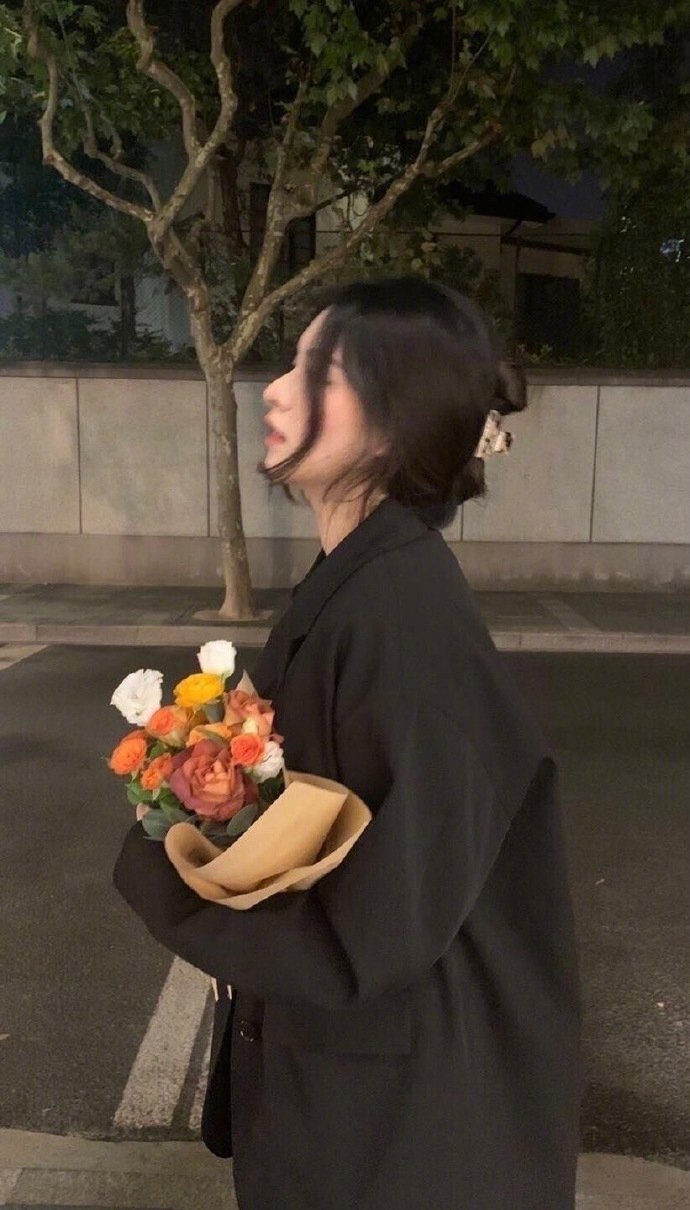“   做和身份相符的事 说与年相称的话   不掂起脚高攀 也不屈着膝低就   